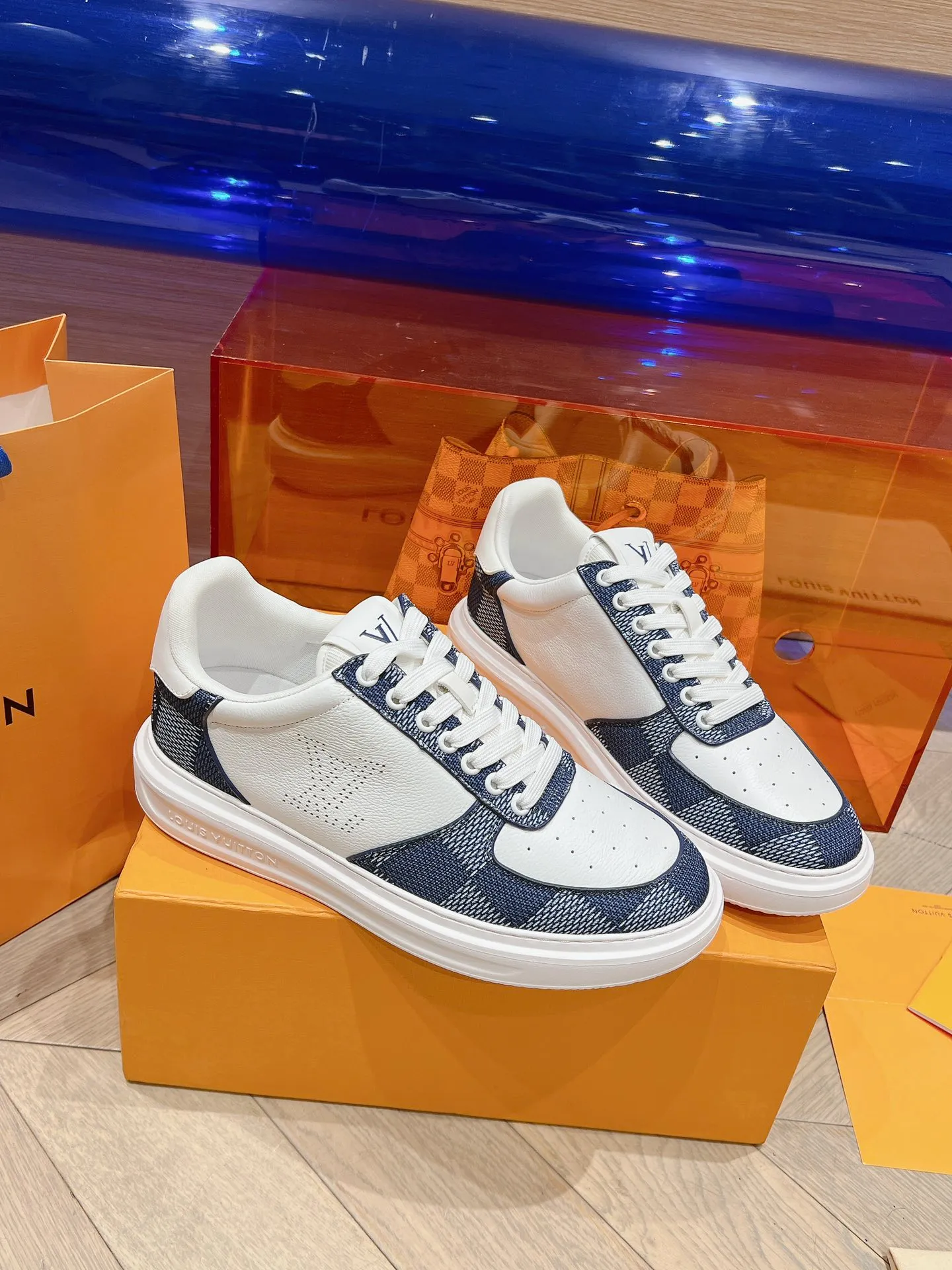 👟👟Ex-factory price 680👟👟 New LV white shoes for men, checkerboard series, plaid color matching, pure cowhide, 3D printed breathable holes, men's casual business travel shoes👟full of comfort, size: 37-45